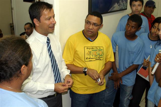 Vereador Jaime Ferreira de Lima Filho, professor Jorge Luis Souza e alunos